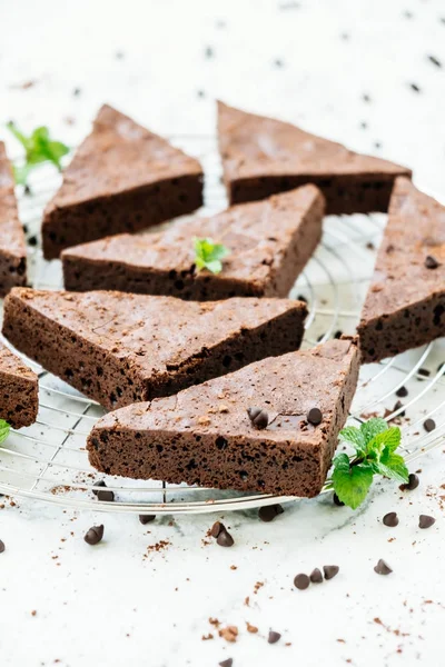 Zoete Dessert Met Chocolade Brownies Witte Stenen Achtergrond — Stockfoto