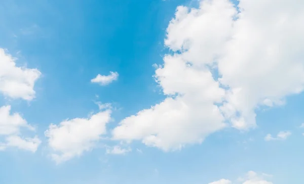 Vackra Vita Moln Blå Himmel Bakgrund — Stockfoto