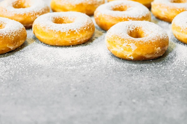 Sobremesa Doce Com Muitos Donuts Cima Com Cobertura Açúcar Estilo — Fotografia de Stock
