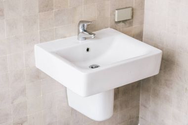 Beyaz lavabo ve musluk banyo iç dekorasyonda
