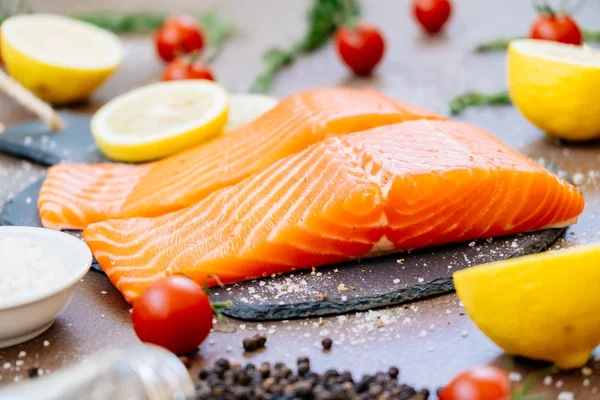 Siyah taş ham ve taze somon eti filetosu domates limon ve diğer madde - sağlıklı gıda tarzı ile kayrak