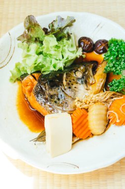 Haşlanmış somon balık tatlı sos ve sebze plaka - Japon yemekleri tarzı ile başkanı