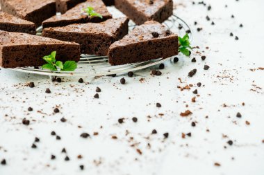 Şekerli tatlı beyaz taş zemin üzerine çikolatalı kek ile