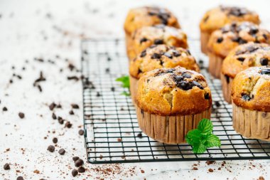 Şekerli tatlı çikolatalı taş beyaz arka plan üzerinde ile