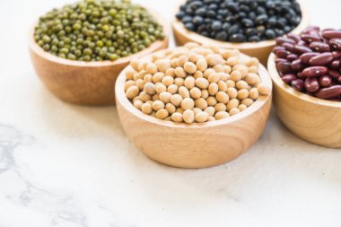 Böbrek mung siyah ve soya fasulyesi - sağlıklı ve beslenme gıda kavramı tarzı ile karışık fasulye