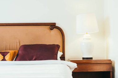 Yatak Dekorasyon iç otel odasının konforlu yastık