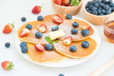 Sağlıklı kahvaltı gözleme yaban mersini ve çilek meyve ile taş tablo arka plan üzerinde ayarlayın.