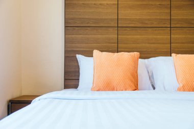 Yatak Dekorasyon iç otel odasının konforlu yastık