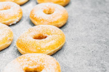 Şekerli tatlı şeker buzlanma ile-üst birçok çörek ile sağlıksız gıda tarzı