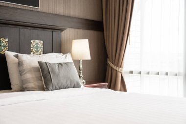 Konfor yastık yatak otel yatak odası iç dekorasyonda ışık lamba ile