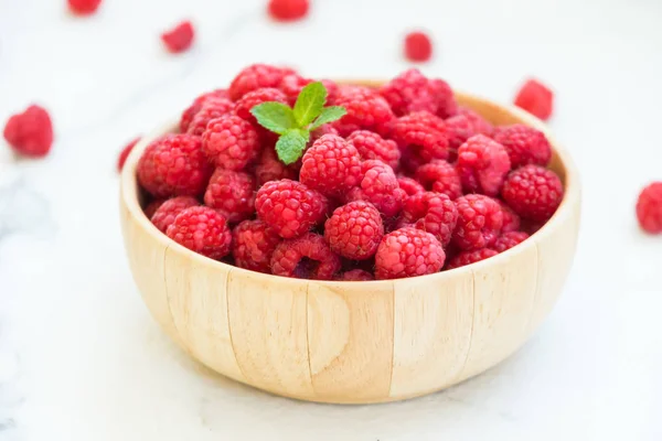 Lamponi Rossi Frutta Ciotola Legno Sul Tavolo — Foto Stock