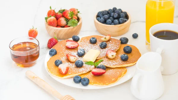 Hälsosam Frukost Set Med Pannkaka Blåbär Och Jordgubb Frukt Och — Stockfoto