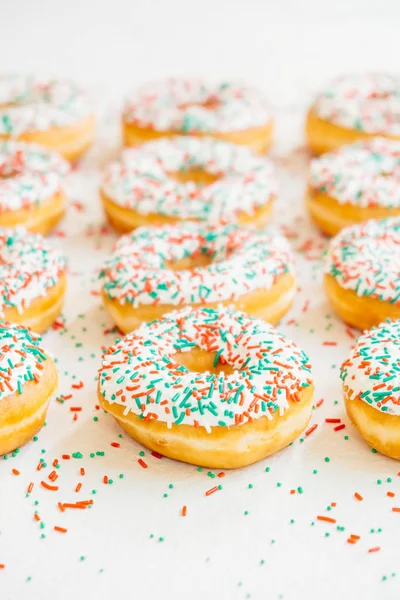 Donuts Mit Weißer Schokoladencreme Und Zucker Darüber Streuen Ungesundes Essen — Stockfoto