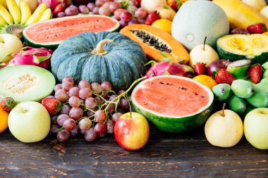 Kopya alanı - sağlıklı gıda kavramı ile ahşap arka plan üzerinde çeşitli ve karışık meyve