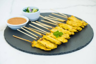 Tavuk satay soslu siyah arduvaz kaplamak üzerinde