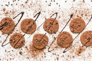 Şekerli tatlı çikolatalı kurabiye ile