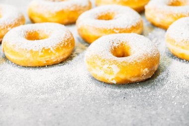 Şekerli tatlı şeker buzlanma ile-üst birçok çörek ile sağlıksız gıda tarzı