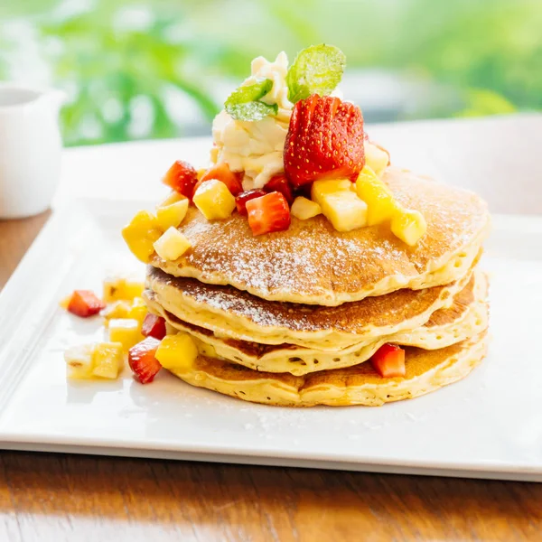 Dolce Pila Pancake Dolce Con Fragola Cima Nel Piatto Bianco — Foto Stock