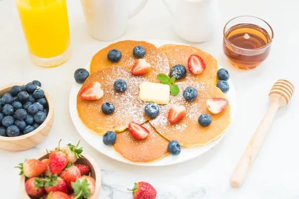 Desayuno Saludable Con Panqueque Arándanos Frutas Fresa Café Negro Leche —  Fotos de Stock