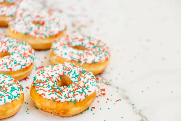 Donuts Mit Weißer Schokoladencreme Und Zucker Darüber Streuen Ungesundes Essen — Stockfoto