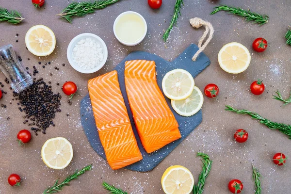 Filetto Carne Salmone Crudo Fresco Ardesia Nera Con Limone Pomodoro — Foto Stock