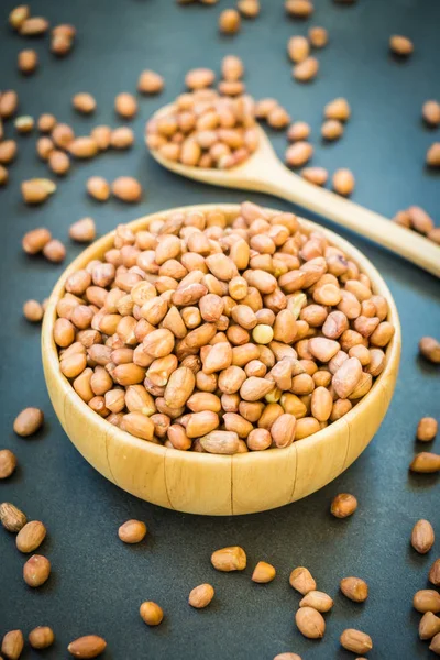 Ahşap kase - sağlıklı gıda kavramı fıstık