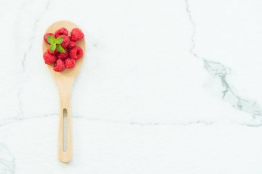 Kırmızı ahududu meyve masada ahşap kase