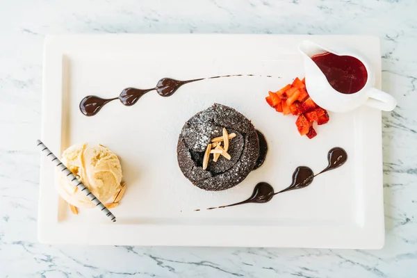 Söta Dessert Med Choklad Lava Tårta Och Glass Vit Platta — Stockfoto