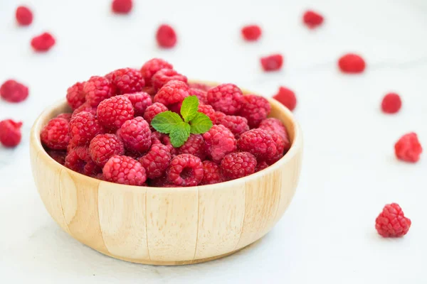 Red Raspberries Fruit Wood Bowl Table — Stock Photo, Image