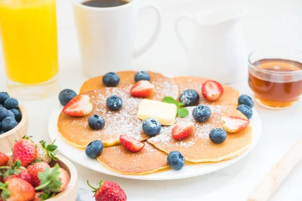 Desayuno Saludable Con Panqueque Arándanos Frutas Fresa Café Negro Leche — Foto de Stock