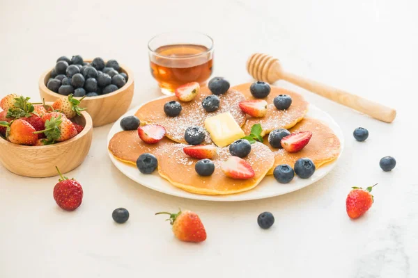 健康早餐在石桌背景的薄饼蓝莓和草莓果子设置 — 图库照片