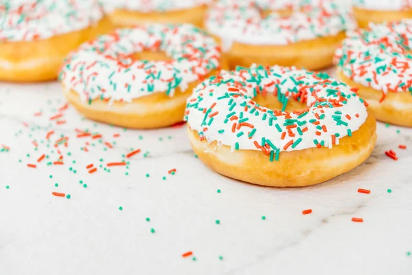 Donuts Mit Weißer Schokoladencreme Und Zucker Darüber Streuen Ungesundes Essen — Stockfoto