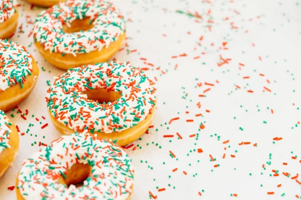 Donuts Mit Weißer Schokoladencreme Und Zucker Darüber Streuen Ungesundes Essen — Stockfoto