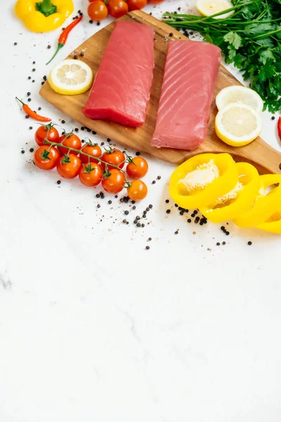 Filet Thon Cru Viande Sur Planche Découper Bois Avec Légumes — Photo