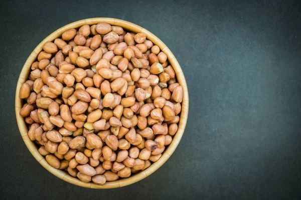 Ahşap kase - sağlıklı gıda kavramı fıstık