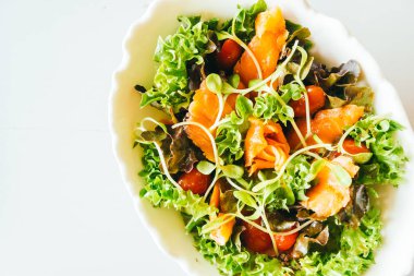 Taze sebze salatası - sağlıklı gıda tarzı ile somon füme