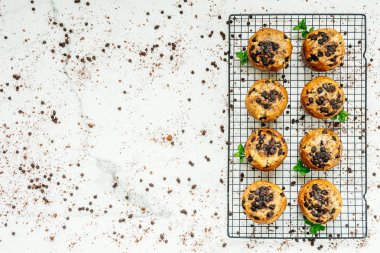 Şekerli tatlı çikolatalı taş beyaz arka plan üzerinde ile