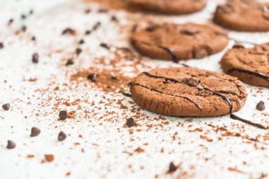 Şekerli tatlı çikolatalı kurabiye ile