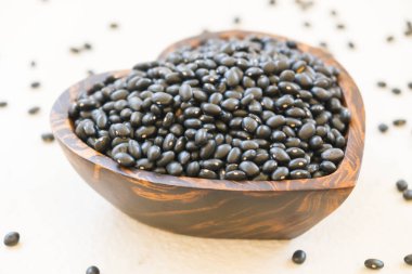Siyah fasulye ahşap kase - sağlıklı ve beslenme gıda kavramı
