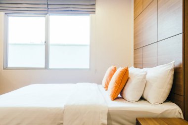 Yatak Dekorasyon iç otel odasının konforlu yastık