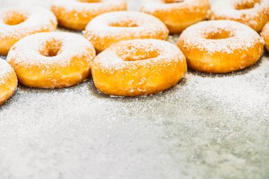 Şekerli tatlı şeker buzlanma ile-üst birçok çörek ile sağlıksız gıda tarzı