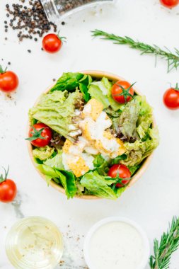 Temiz ve sağlıklı gıda tarzı ahşap kase Sezar salatası ile