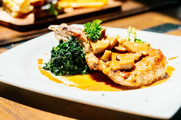 Sebze beyaz tabak içinde pirzola et biftek