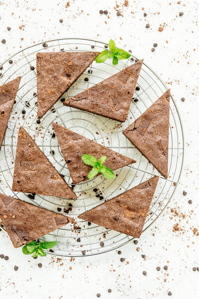 Сладкий десерт с шоколадными пирожными на белом фоне
