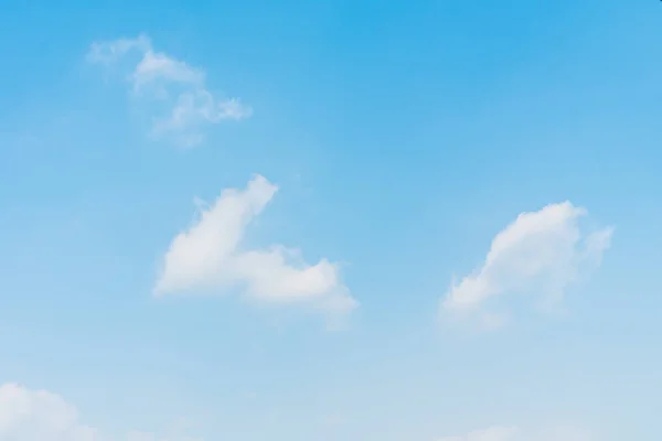 Awan Putih Yang Indah Latar Langit Biru — Stok Foto