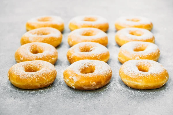 Sobremesa Doce Com Muitos Donuts Cima Com Cobertura Açúcar Estilo — Fotografia de Stock