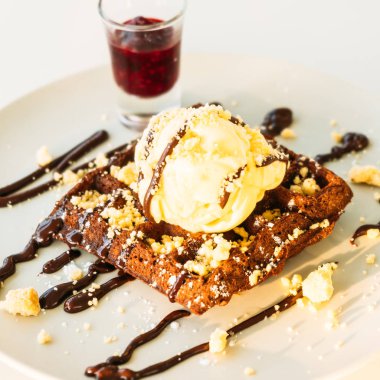 Şekerli tatlı çikolata gözleme dondurma beyaz plaka ile