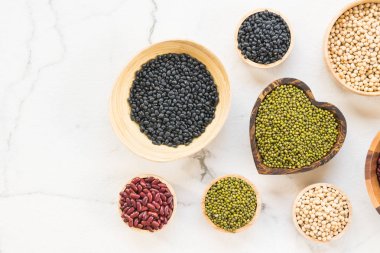 Böbrek mung siyah ve soya fasulyesi - sağlıklı ve beslenme gıda kavramı tarzı ile karışık fasulye