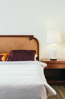 Yatak Dekorasyon iç otel odasının konforlu yastık