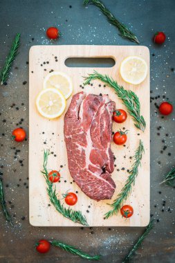 Kesme tahtası sebze ve yemek pişirmek için madde ile ham sığır eti